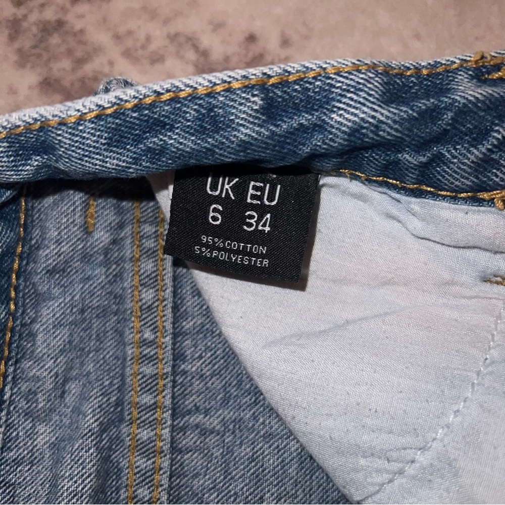 PrettyLittleThing Blue Straight Leg Jeans - Picture 3 of 5